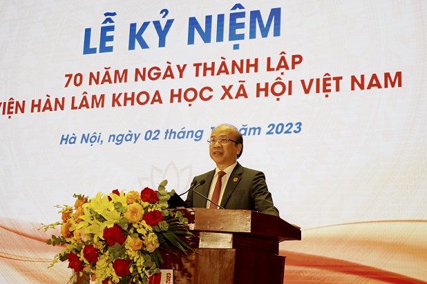 Đồng chí Phan Chí Hiếu, Bí thư Đảng ủy, Chủ tịch Viện Hàn lâm trình bày<br>Diễn văn Kỷ niệm 70 năm Ngày thành lập Viện Hàn lâm KHXH Việt Nam