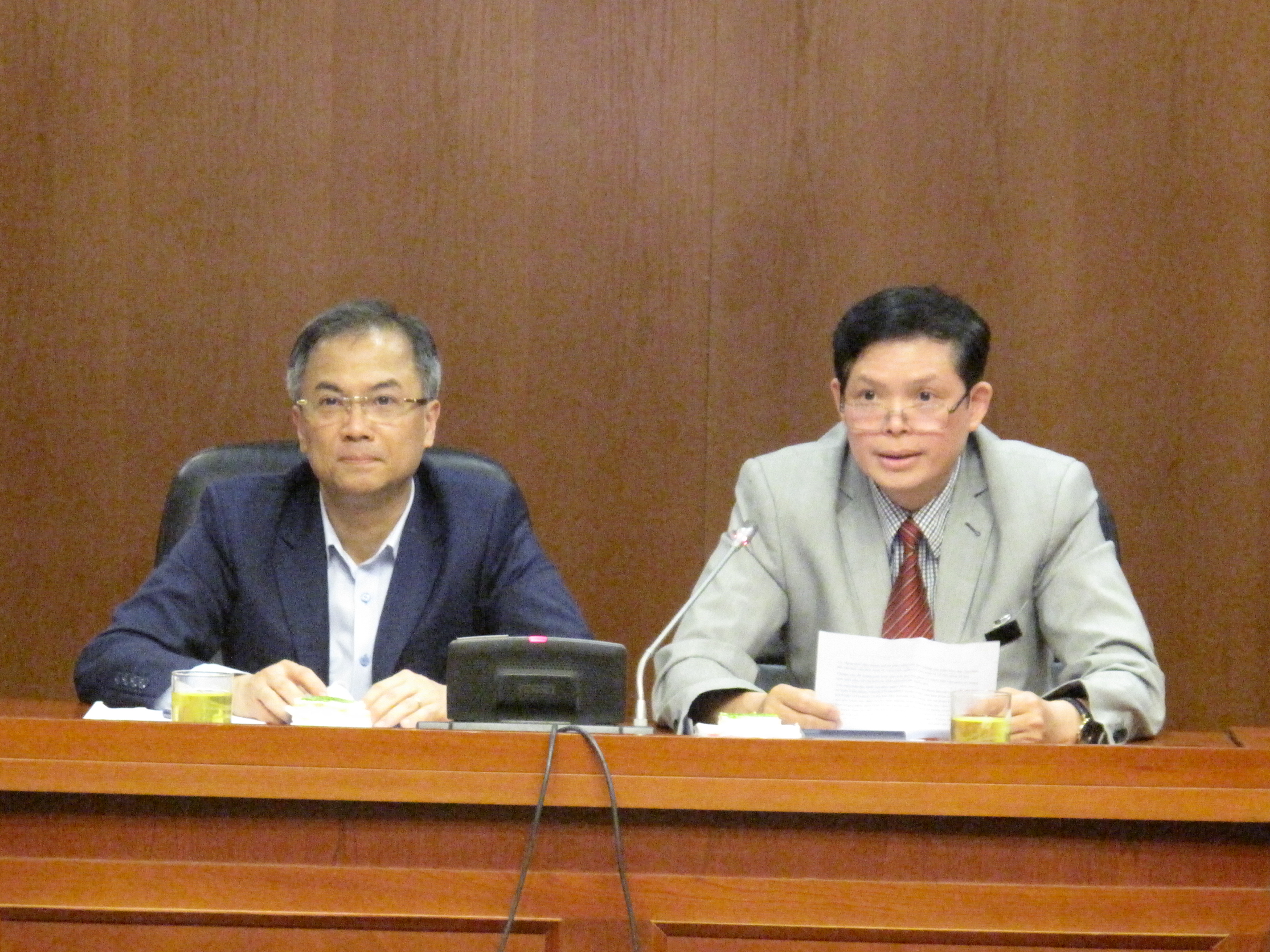 TS. Đặng Xuân Thanh và PGS.TS. Nguyễn Chiến Thắng đồng chủ trì tọa đàm