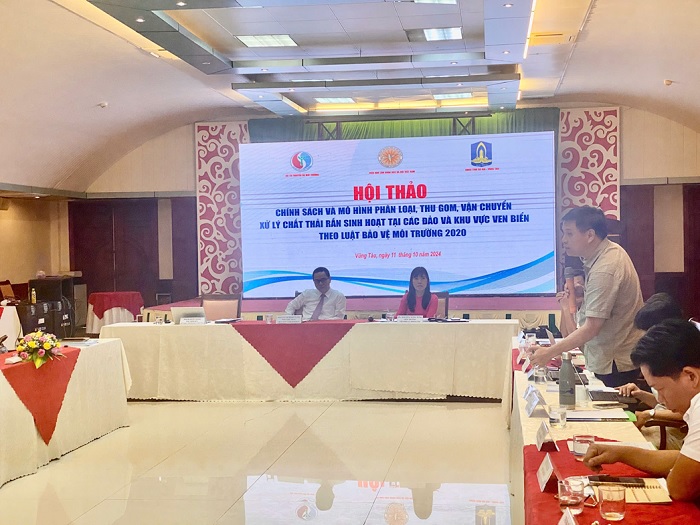 Đại diện Cục Kiểm soát ô nhiễm môi trường (Bộ TN&MT) trao đổi tại Hội thảo