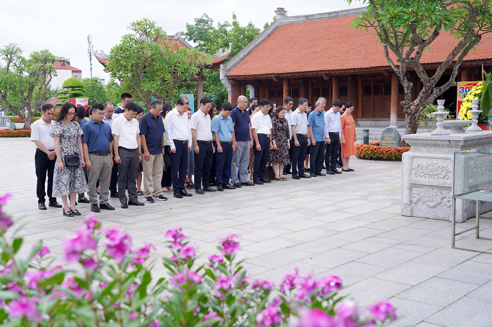 Các đại biểu dâng hương tại Nhà tưởng niệm đồng chí Nguyễn Đức Cảnh.