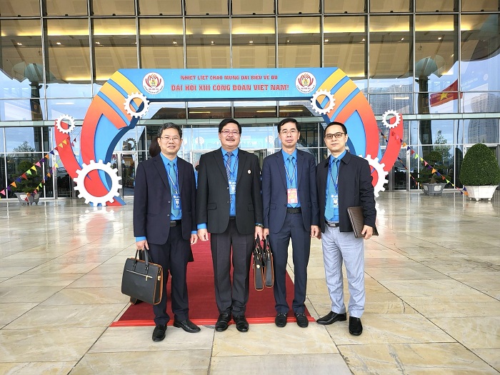 PGS.TS. Tạ Minh Tuấn, Phó Chủ tịch Viện Hàn lâm; PGS.TS. Phạm Minh Phúc, Chủ tịch Công đoàn Viện Hàn lâm và </br>PGS.TS. Bùi Nguyên Khánh chụp ảnh lưu niệm cùng Phó Tổng Giám đốc Bảo hiểm xã hội Việt Nam Đào Việt Ánh trước thềm Đại hội.