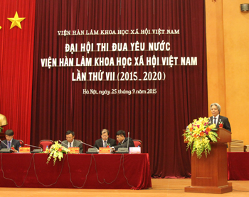 Phó Chủ tịch Viện Hàn lâm - GS.TS. Võ Khánh Vinh <br> báo cáo công tác thi đua yêu nước tại Đại hội