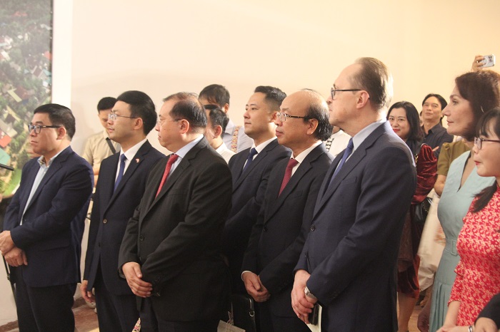 TS. Phan Chí Hiếu, Chủ tịch Viện Hàn lâm và các đại biểu, khách mời, tham dự lễ khai trương Trưng bày