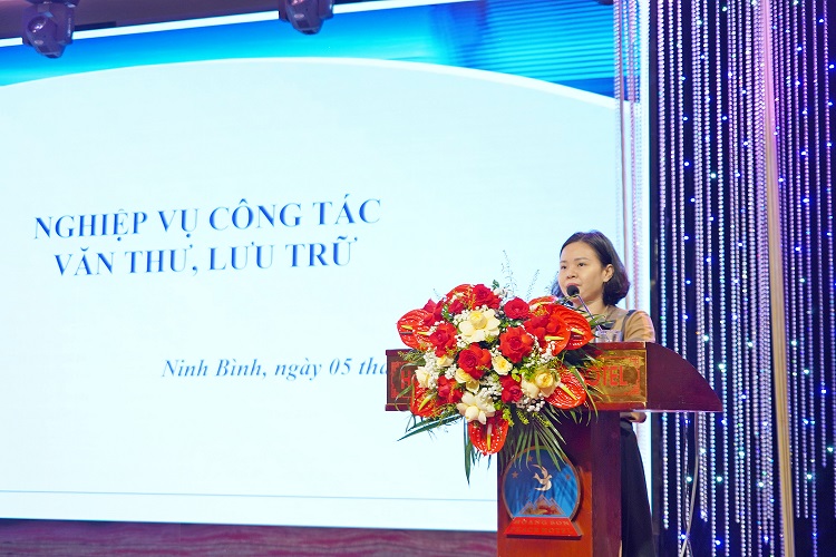 ThS. Vũ Thị Thanh Thủy, Cục Văn thư, Lưu trữ Nhà nước trình bày nội dung về công tác văn thư, lưu trữ tại Hội nghị