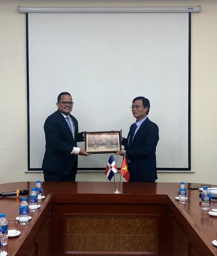 TS. Nguyễn Cao Đức trao tặng phẩm cho Ngài Jaime Francisco Rodriguez