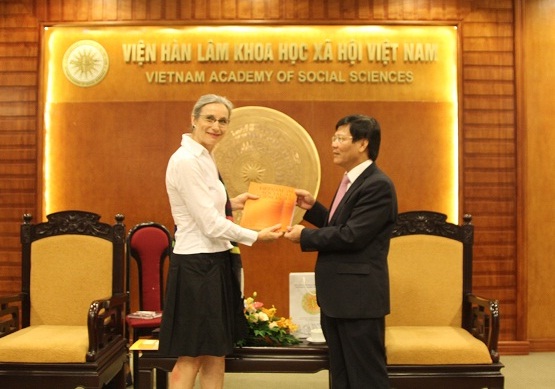 <br>GS.TS. Nguyễn Quang Thuấn tặng ấn phẩm<br>Tạp chí Khoa học xã hội cho Bà Nienke Trooster