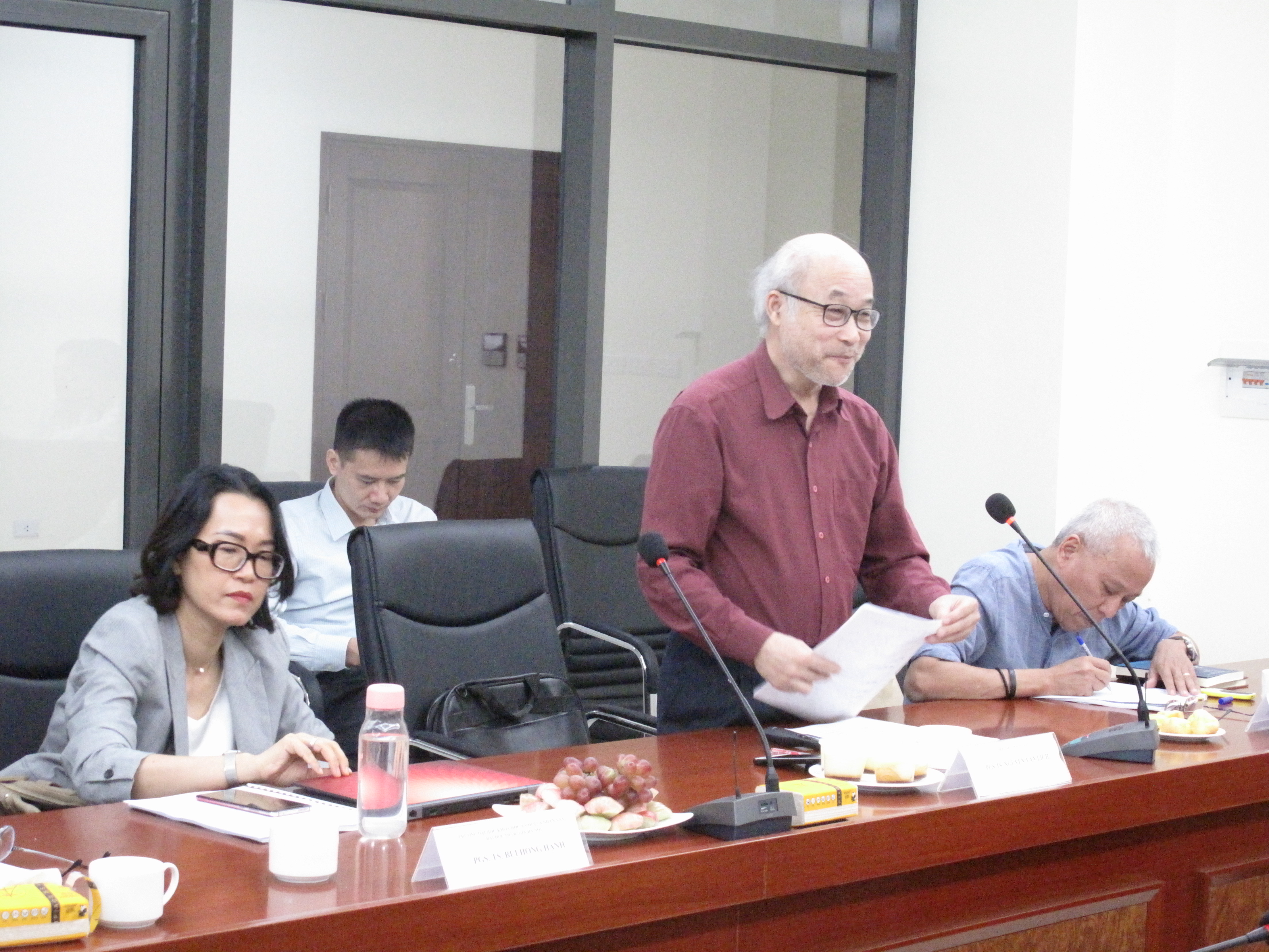 PGS,TS. Nguyễn Văn Lịch trình bày tham luận tại hội thảo