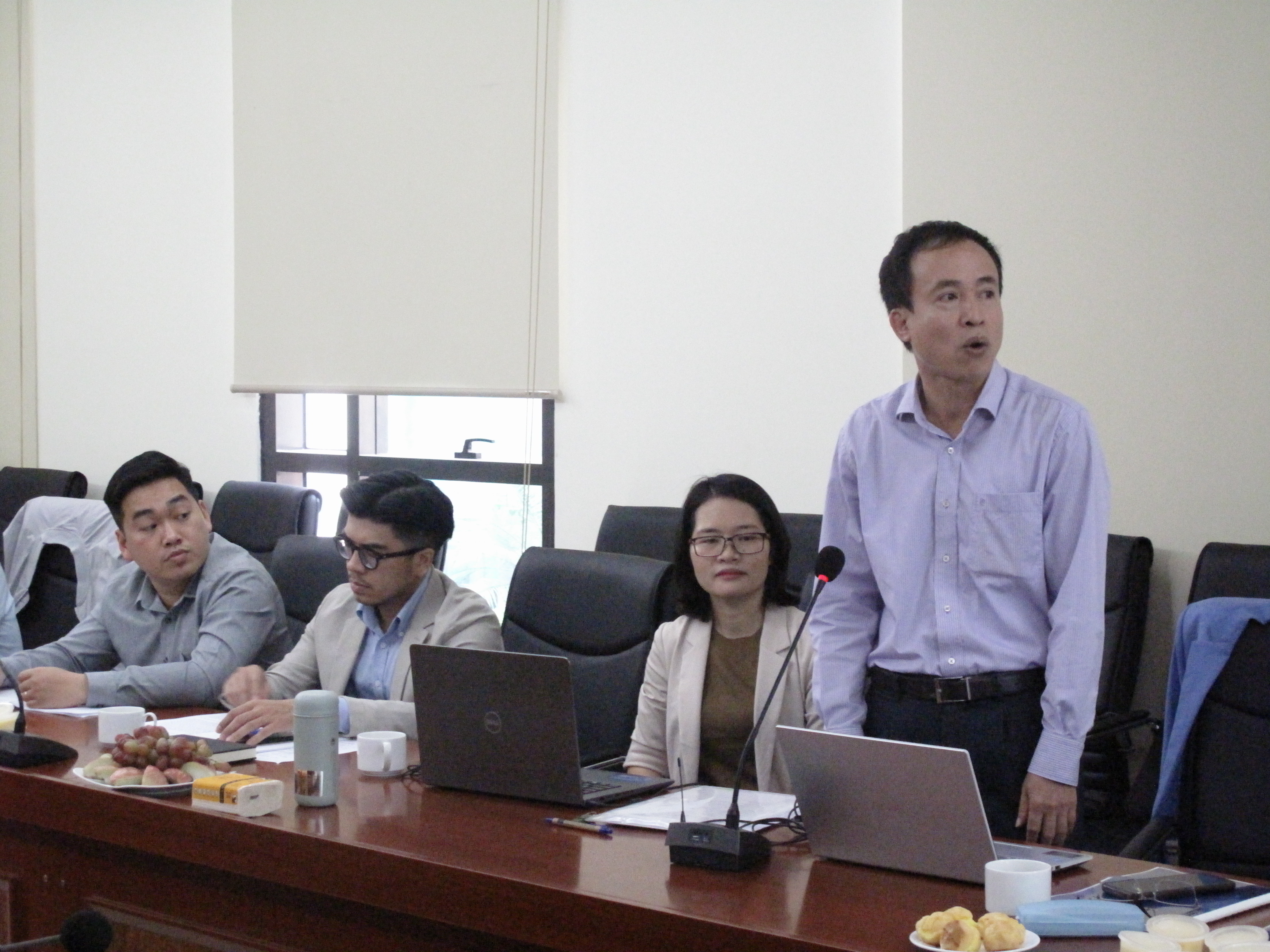 TS. Bùi Việt Hưng trình bày tham luận tại hội thảo