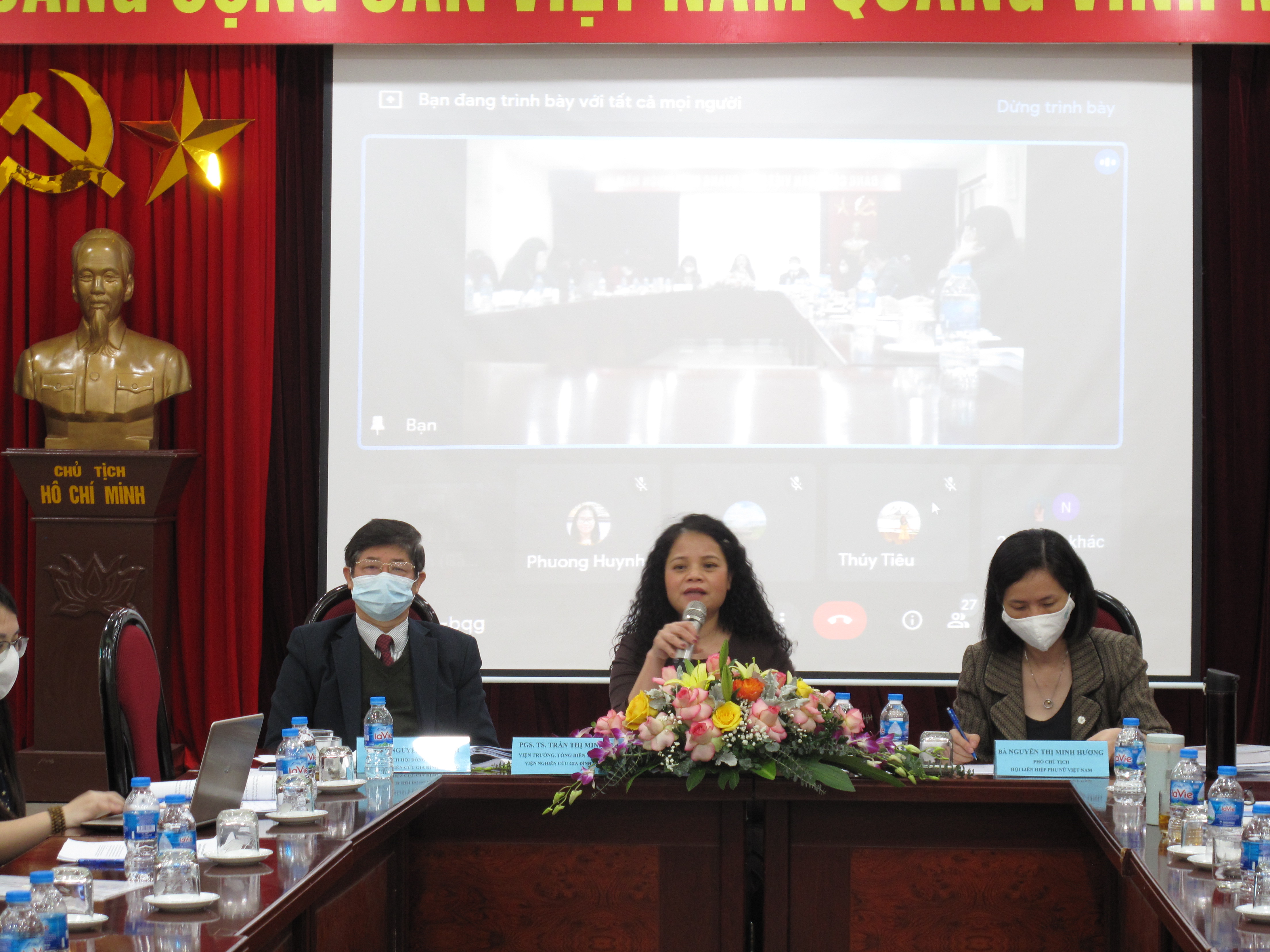 Từ phải qua trái: Bà Nguyễn Thị Minh Hương, Phó Chủ tịch Hội Liên hiệp Phụ nữ Việt Nam; PGS.TS. Trần Thị Minh Thi, Viện trưởng, Tổng Biên tập, Viện Nghiên cứu Gia đình và Giới và GS. TS. Nguyễn Hữu Minh, Viện Nghiên cứu Gia đình và Giới, đồng chủ trì Hội thảo