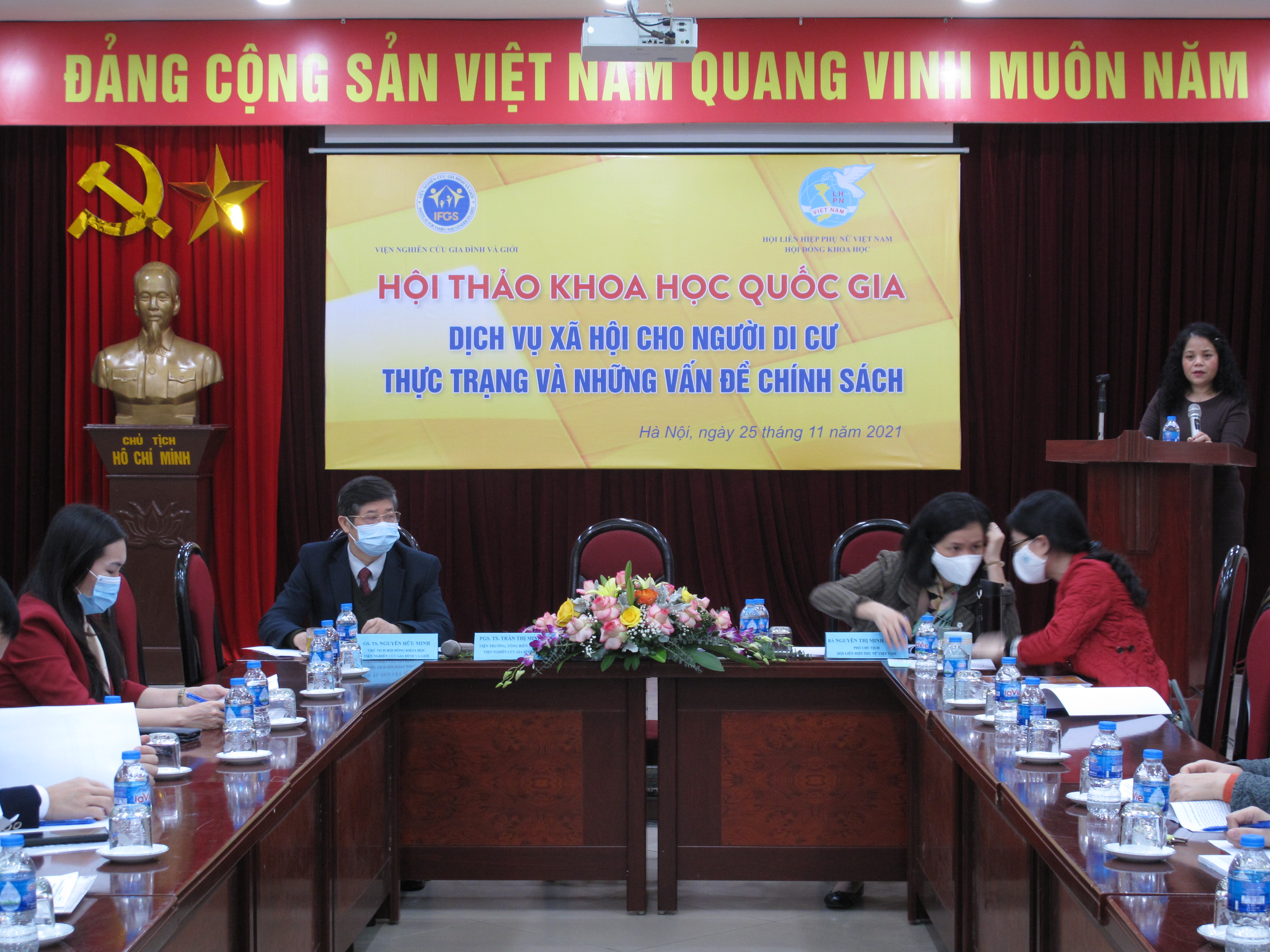 PGS.TS. Trần Thị Minh Thi, Viện trưởng, Tổng Biên tập, Viện Nghiên cứu Gia đình và Giới phát biểu đề dẫn tại Hội thảo