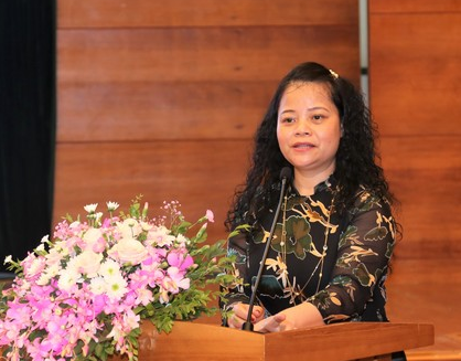 PGS.TS. Trần Thị Minh Thi, Viện trưởng Viện nghiên cứu Gia đình và Giới trình bày Báo cáo đề dẫn tại hội thảo