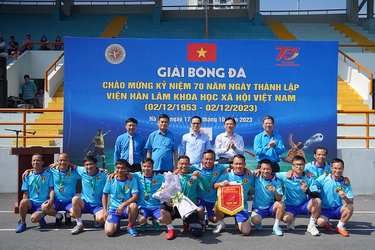 Phó Chủ tịch Viện Hàn lâm- PGS.TS. Nguyễn Đức Minh, PGS.TS. Tạ Minh Tuấn và đ/c Thái Hoài Nam, Phó Chủ tịch Công đoàn Viên chức Việt Nam, PGS.TS. Phạm Minh Phúc, Chủ tịch Công đoàn Viện Hàn lâm trao Huy chương đồng cho Viện Thông tin KHXH