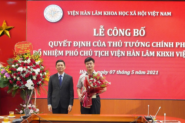Chủ tịch Viện Hàn lâm – PGS.TS. Bùi Nhật Quang tặng hoa tri ân GS.TS. Phạm Văn Đức, nguyên Phó Chủ tịch Viện Hàn lâm