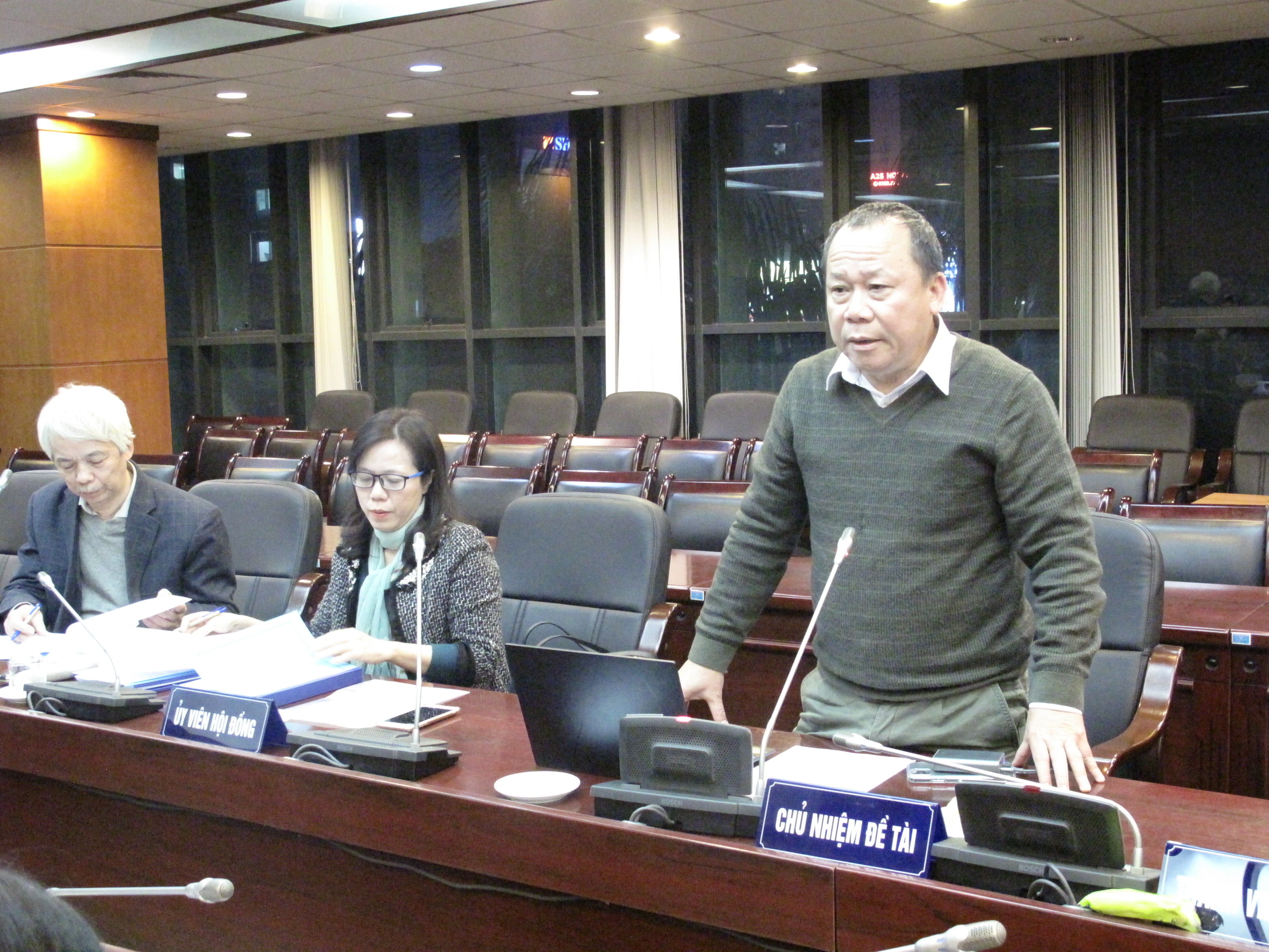 GS.TS. Nguyễn Văn Hiệp trình bày kết quả nghiên cứu trước Hội đồng nghiệm thu