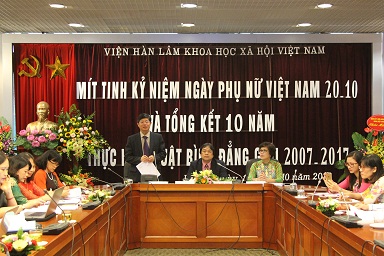 GS.TS. Nguyễn Hữu Minh trình bày báo cáo tại buổi lễ