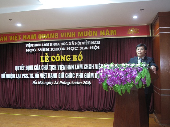 GS.TS. Nguyễn Quang Thuấn phát biểu giao nhiệm vụ <br>cho PGS.TS. Hồ Việt Hạnh