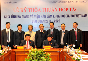 Phó Thủ tướng Chính phủ Nguyễn Xuân Phúc cùng Lãnh đạo Viện Hàn lâm và Tỉnh chứng kiến việc ký kết giữa Chủ tịch Viện Hàn lâm Nguyễn Xuân Thắng và Bí thư Tỉnh ủy Triệu Tài Vinh