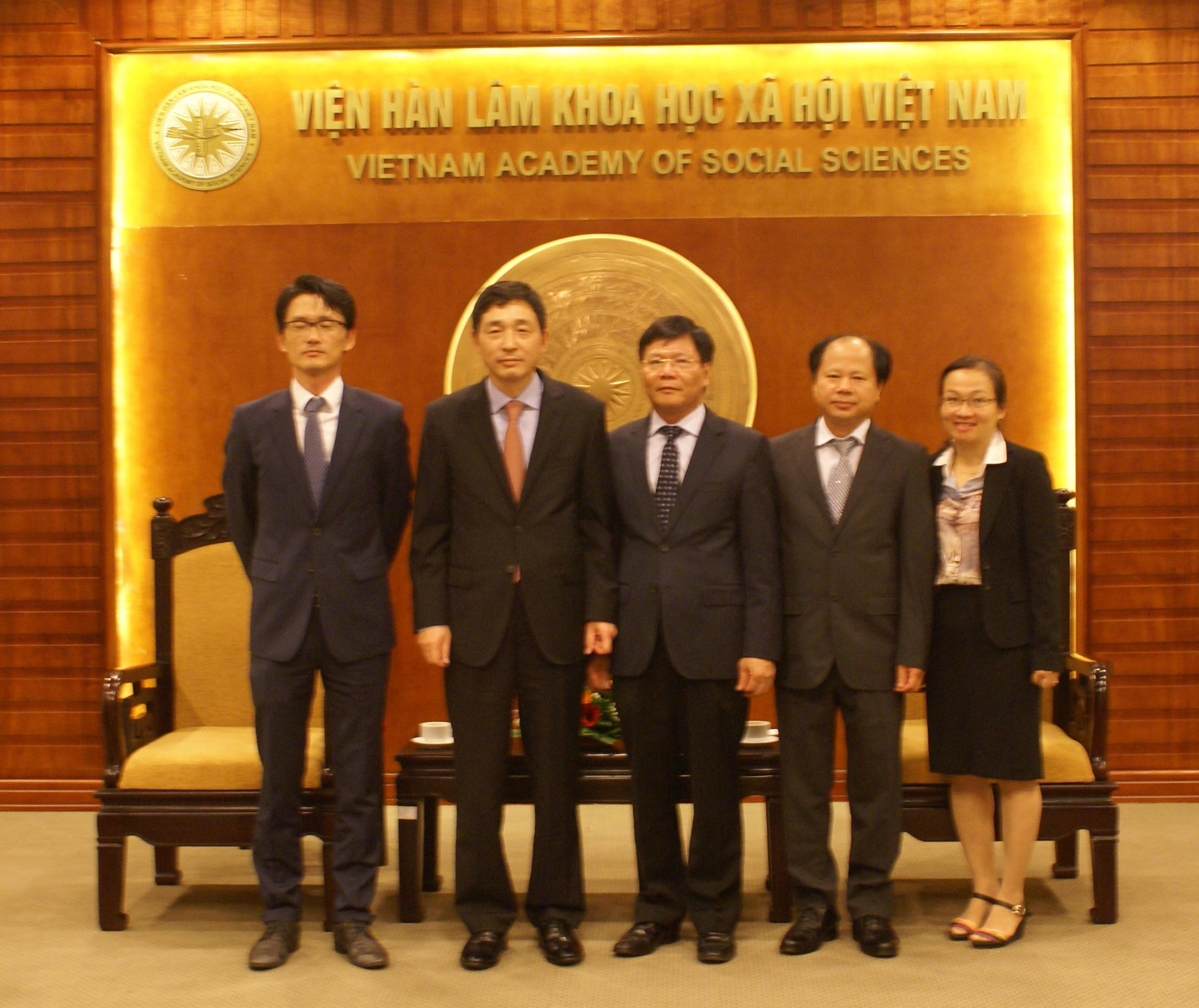 Các đại biểu chụp ảnh lưu niệm