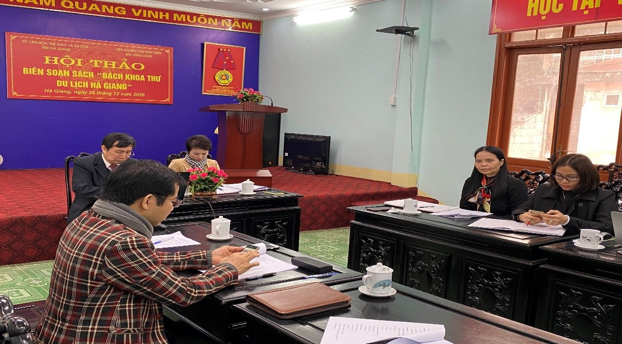 Đại diện Lãnh đạo của Sở Văn hóa, Thể thao và Du lịch Hà Giang và Lãnh đạo Viện Nghiên cứu phát triển bền vững Vùng tham dự Hội thảo