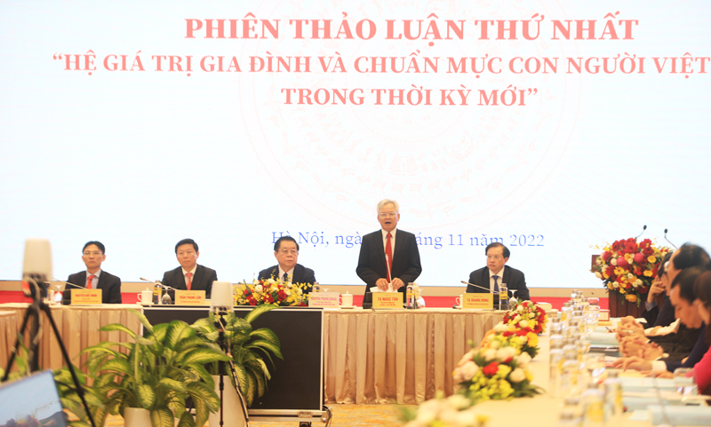 GS.TS. Tạ Ngọc Tấn, phát biểu mở đầu phiên thảo luận thứ nhất: