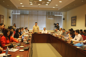PGS.TS. Phạm Văn Đức, Phó Chủ tịch Viện Hàn lâm, Ủy viên Ban Chấp hành Trung ương Hội Nhà báo Việt Nam, Chủ tịch Liên Chi hội Nhà báo Viện Hàn lâm phát biểu tại buổi làm việc