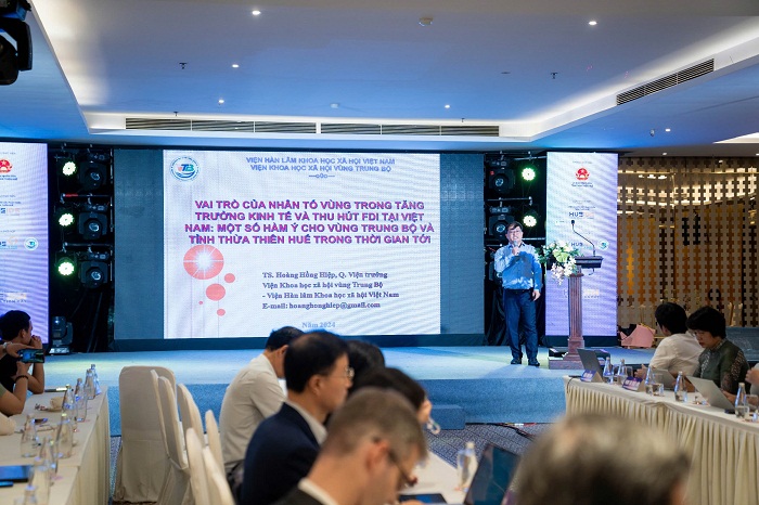 TS. Hoàng Hồng Hiệp, Q. Viện trưởng, Viện Khoa học xã hội vùng Trung Bộ trình bày báo cáo tại Diễn đàn
