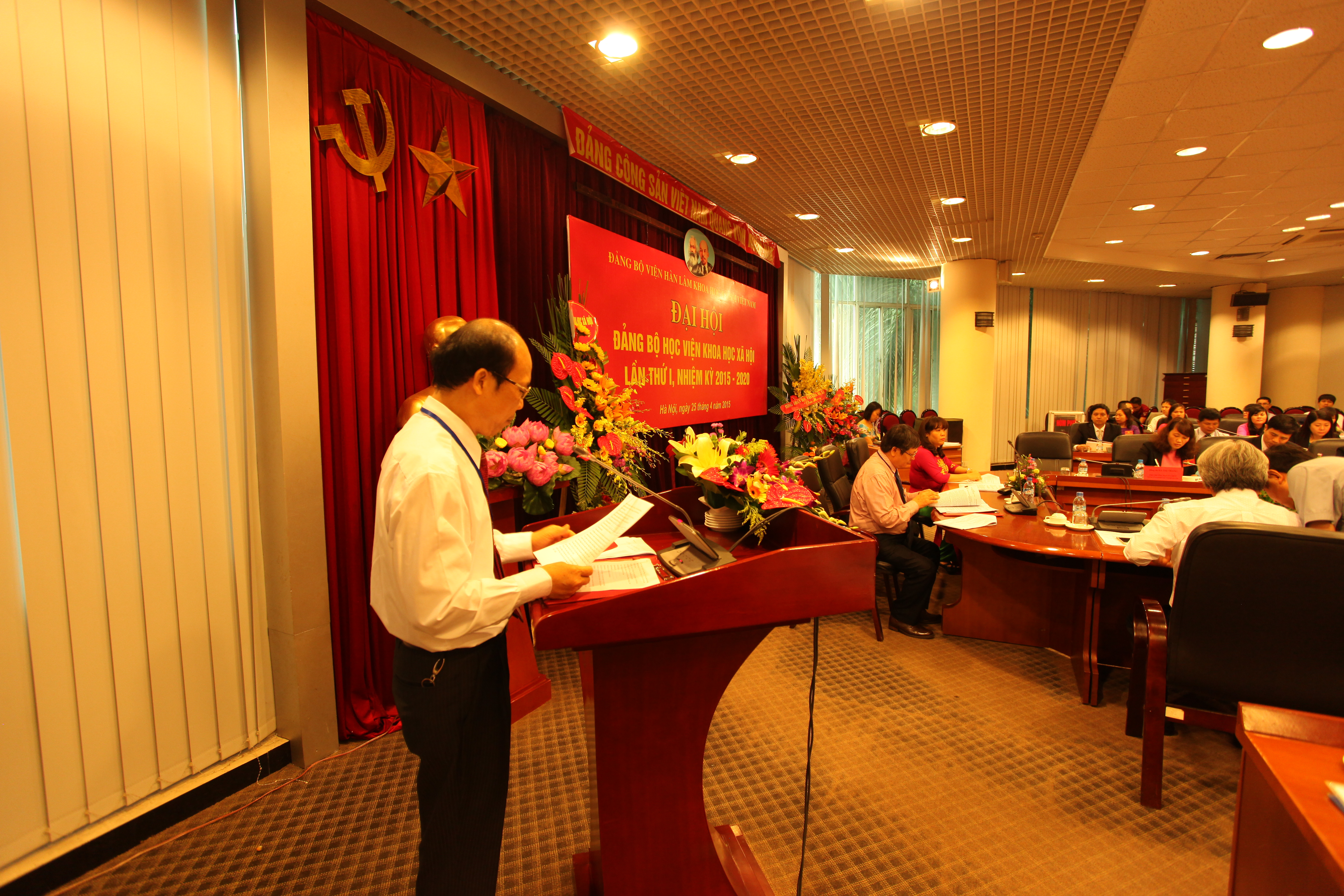 Đồng chí Hồ Việt Hạnh thay mặt Đoàn Chủ tịch thông qua Dự thảo Báo cáo tổng kết công tác Đảng bộ nhiệm kỳ 2010-2015<br> và phương hướng, nhiệm vụ nhiệm kỳ 2015-2020