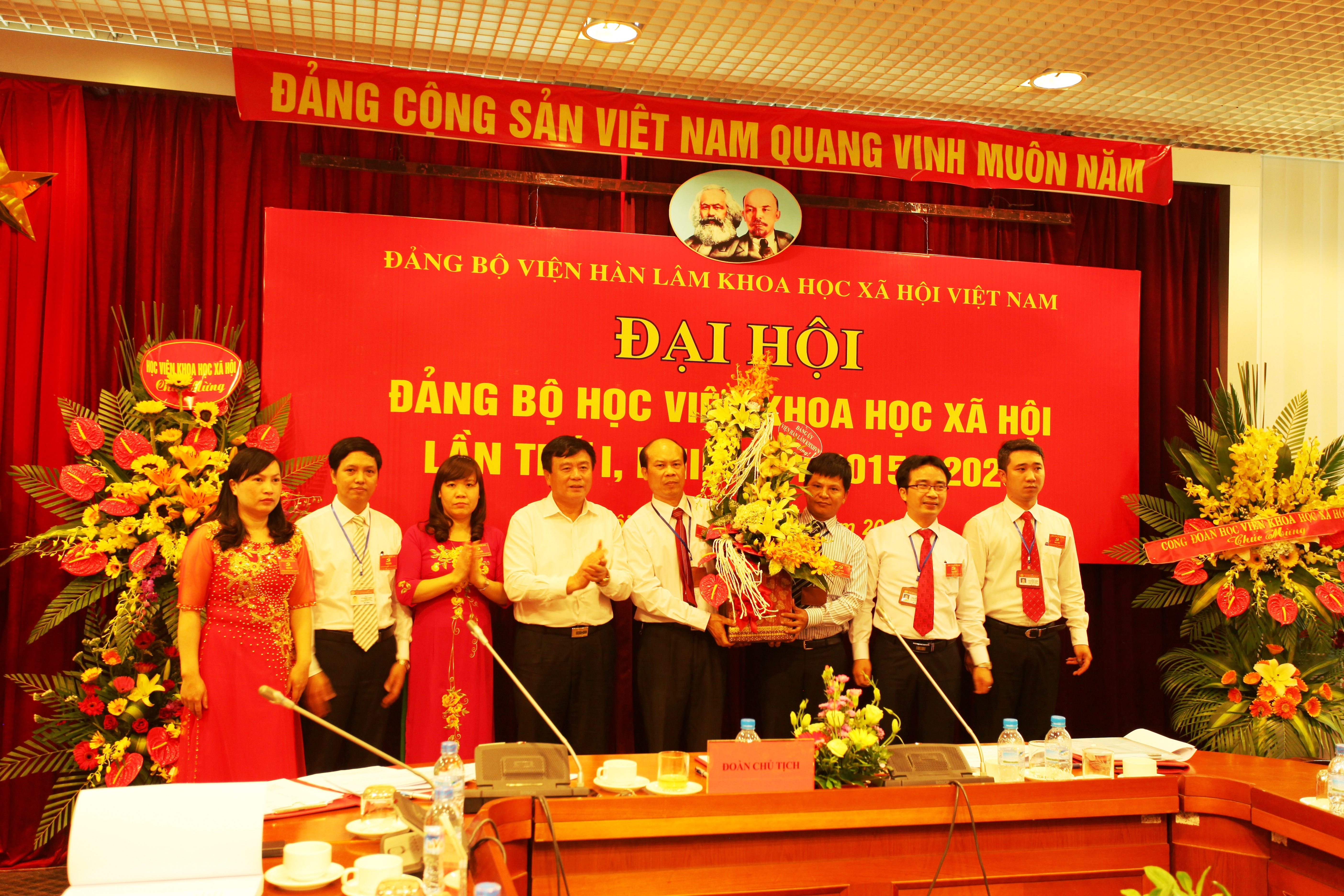 Đồng chí Nguyễn Xuân Thắng - Uỷ viên BCH Trung ương Đảng,<br> Bí thư Đảng ủy, Chủ tịch Viện Hàn lâm tặng hoa<br> chúc mừng Ban chấp hành Đảng bộ nhiệm kỳ mới