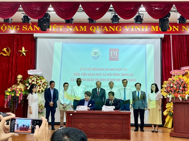 Lễ ký kết thỏa thuận hợp tác giữa Viện KHXH vùng Trung Bộ và Trường Quản trị kinh doanh EM Normandie (CH Pháp)