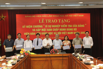 Đ/c Nguyễn Xuân Thắng tặng quà cho các đồng chí ủy viên<br> Ban Chấp hành Đảng bộ Viện Hàn lâm khóa XVII (2011 – 2015)