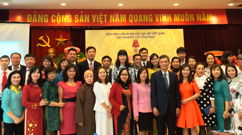 Tập thể Viện Nghiên cứu Tôn giáo chụp ảnh lưu niệm với các đại biểu