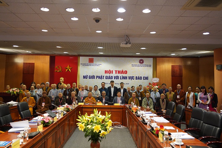 Các đại biểu tham dự chụp ảnh lưu niệm