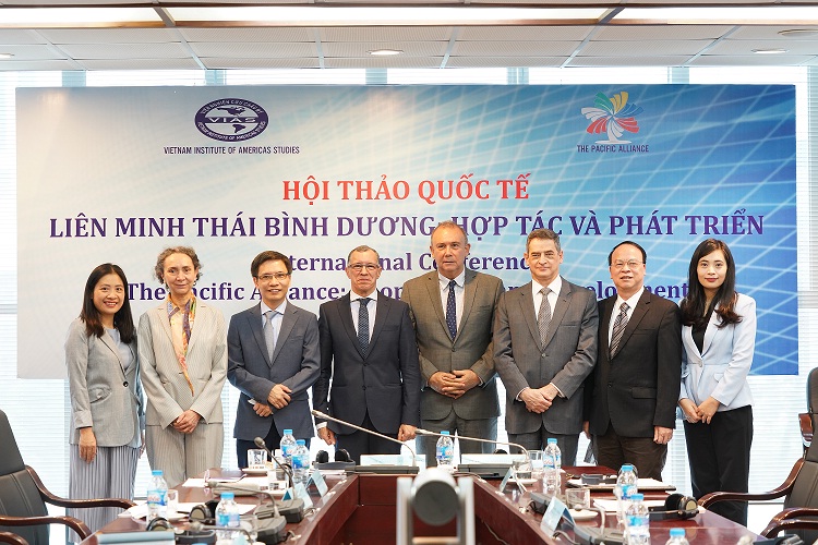 Bốn Đại sứ các nước (Mexico, Colombia, Peru, Chile) tại Việt Nam chụp ảnh lưu niệm với Lãnh đạo Viện VIAS