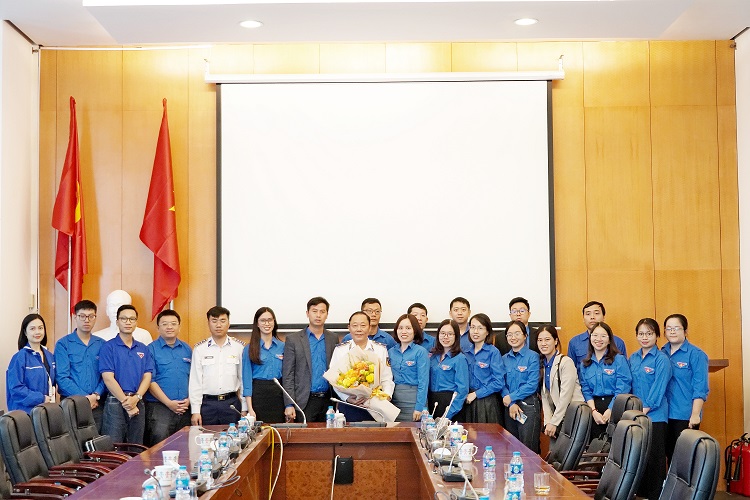 Thiếu tướng Trần Văn Hậu chụp ảnh lưu niệm cùng đoàn viên, thanh niên, các nhà nghiên cứu trẻ Viện Hàn lâm