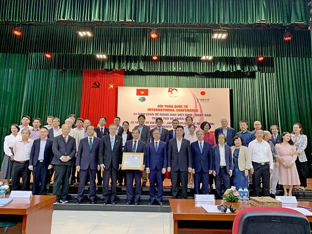 Các đại biểu tham dự chụp ảnh lưu niệm