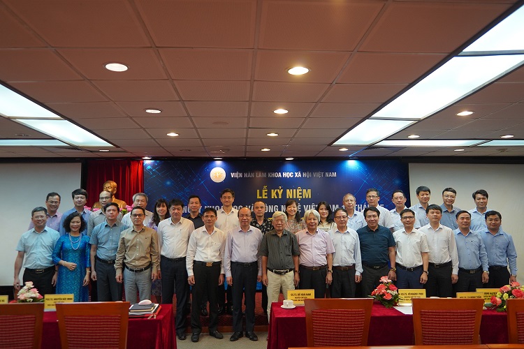 Các đại biểu tham dự chụp ảnh lưu niệm tại Lễ kỷ niệm