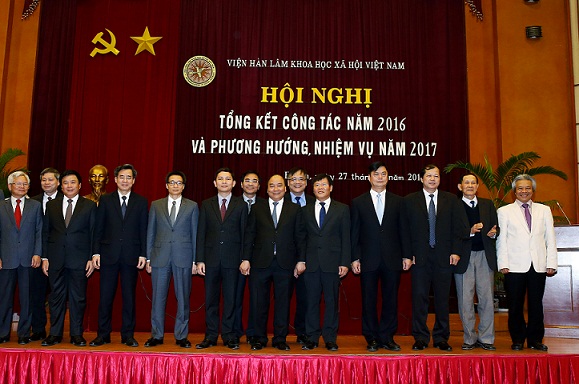 Đồng chí Nguyễn Xuân Phúc, Ủy viên Bộ Chính trị,<br>Thủ tướng Chính phủ nước Cộng hòa XHCN Việt Nam chụp ảnh lưu niệm cùng các đại biểu tham dự tại Hội nghị