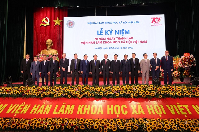 Đồng chí Nguyễn Xuân Thắng, Ủy viên Bộ Chính trị, Giám đốc Học viện Chính trị Quốc gia Hồ Chí Minh, Chủ tịch Hội đồng Lý luận Trung ương, nguyên Chủ tịch Viện Hàn lâm và đồng chí Trần Hồng Hà, Ủy viên Trung ương Đảng, Phó Thủ tướng Chính phủ nước Cộng hòa xã hội Chủ nghĩa Việt Nam chụp ảnh lưu niệm cùng Ban Lãnh đạo Viện Hàn lâm, đại diện lãnh đạo các bộ, ban, ngành Trung ương và địa phương