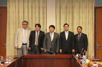 Đại diện lãnh đạo hai Đoàn chụp ảnh lưu niệm