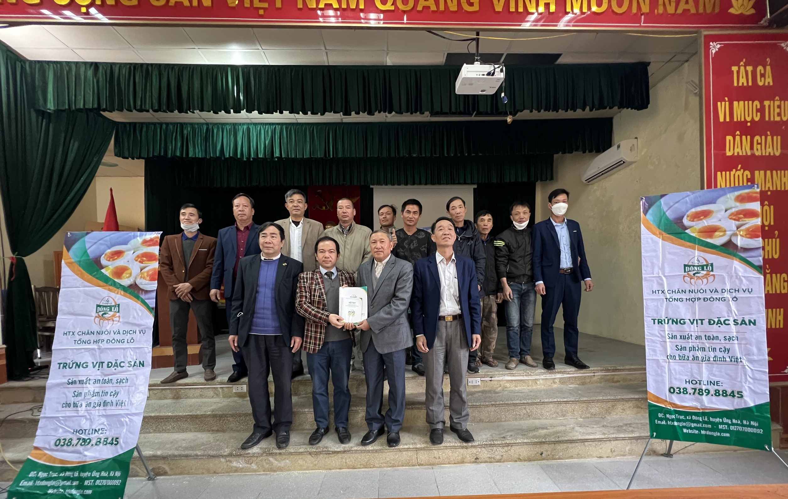 Trao chứng nhận sở hữu trí tuệ - nhãn hiệu tập thể dưới sự chứng kiến của Lãnh đạo địa phương và các cơ quan liên quan