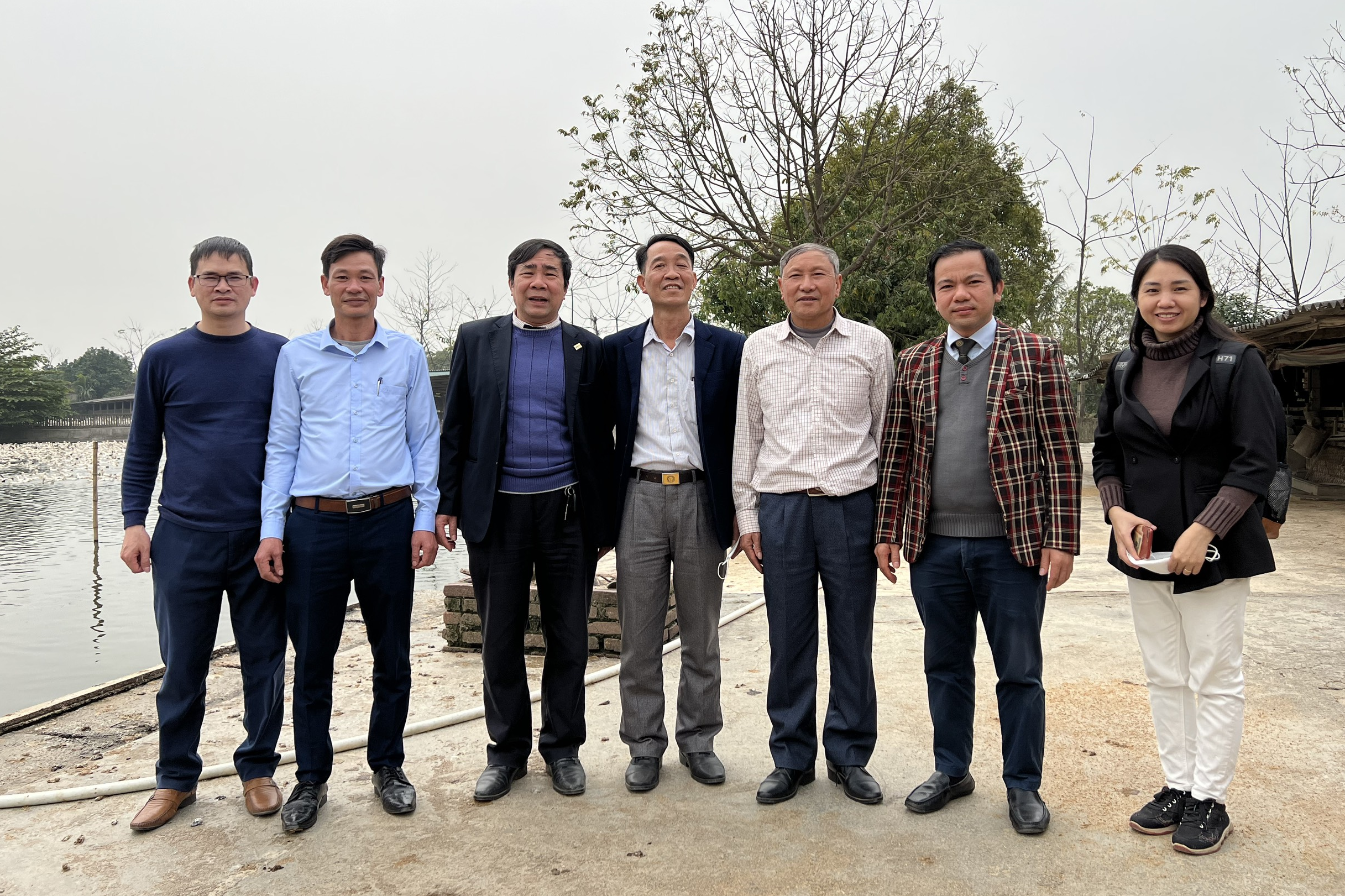 Đoàn công tác và Lãnh đạo địa phương thăm mô hình sản xuất trang trại tại Đông Lỗ