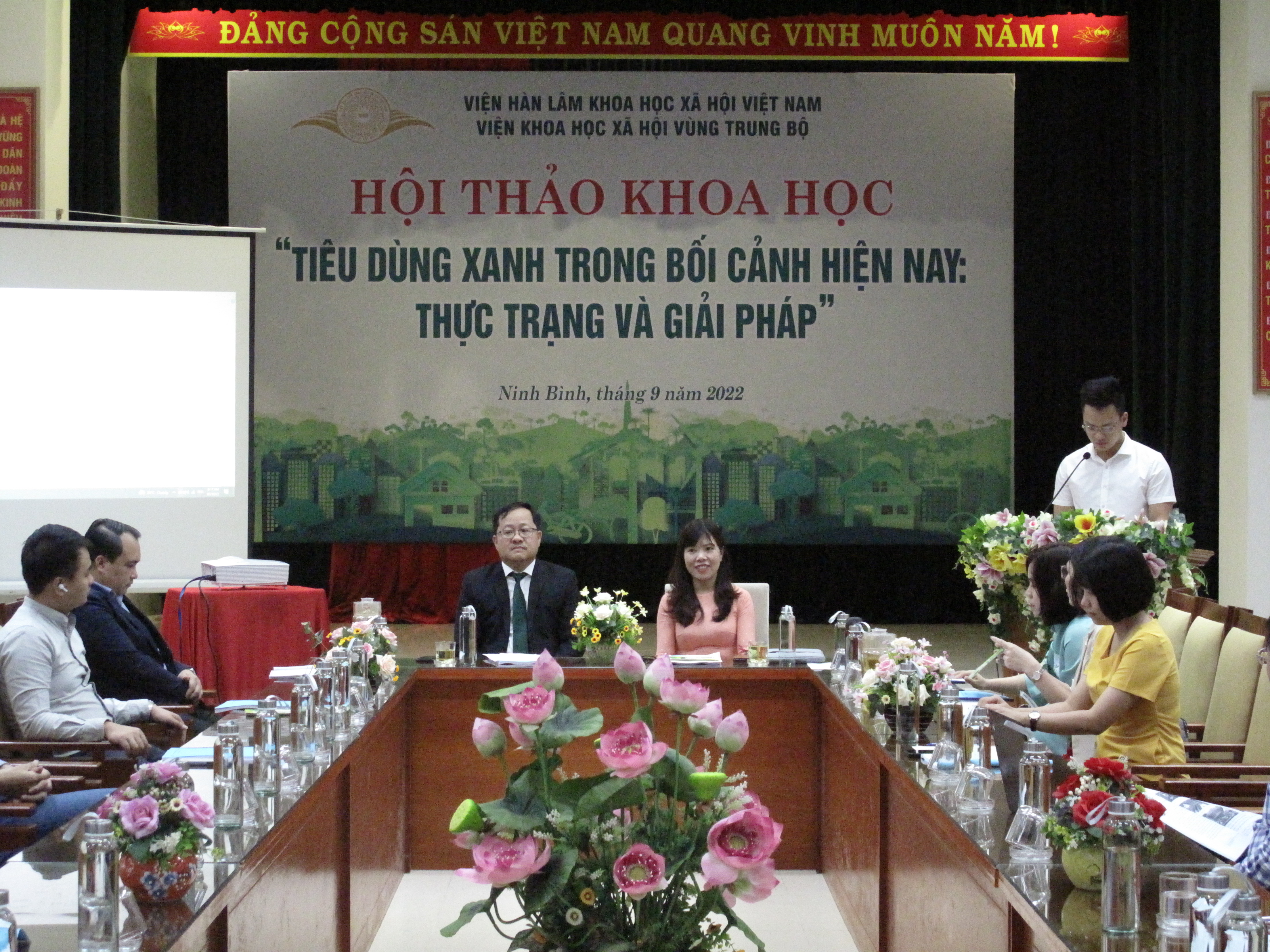 Chủ tọa điều hành hội thảo: TS. Hoàng Hồng Hiệp, TS. Nguyễn Song Tùng