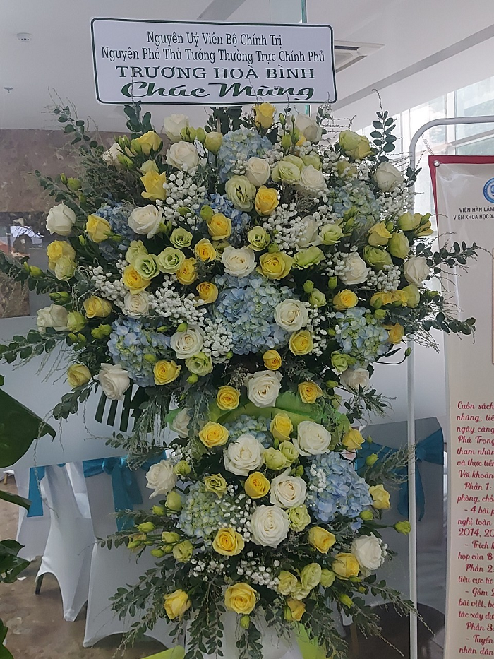 Hội thảo vinh dự nhận được lẵng hoa chúc mừng của Nguyên UVBCT, Nguyên Phó thủ tướng Thường trực Trương Hòa Bình