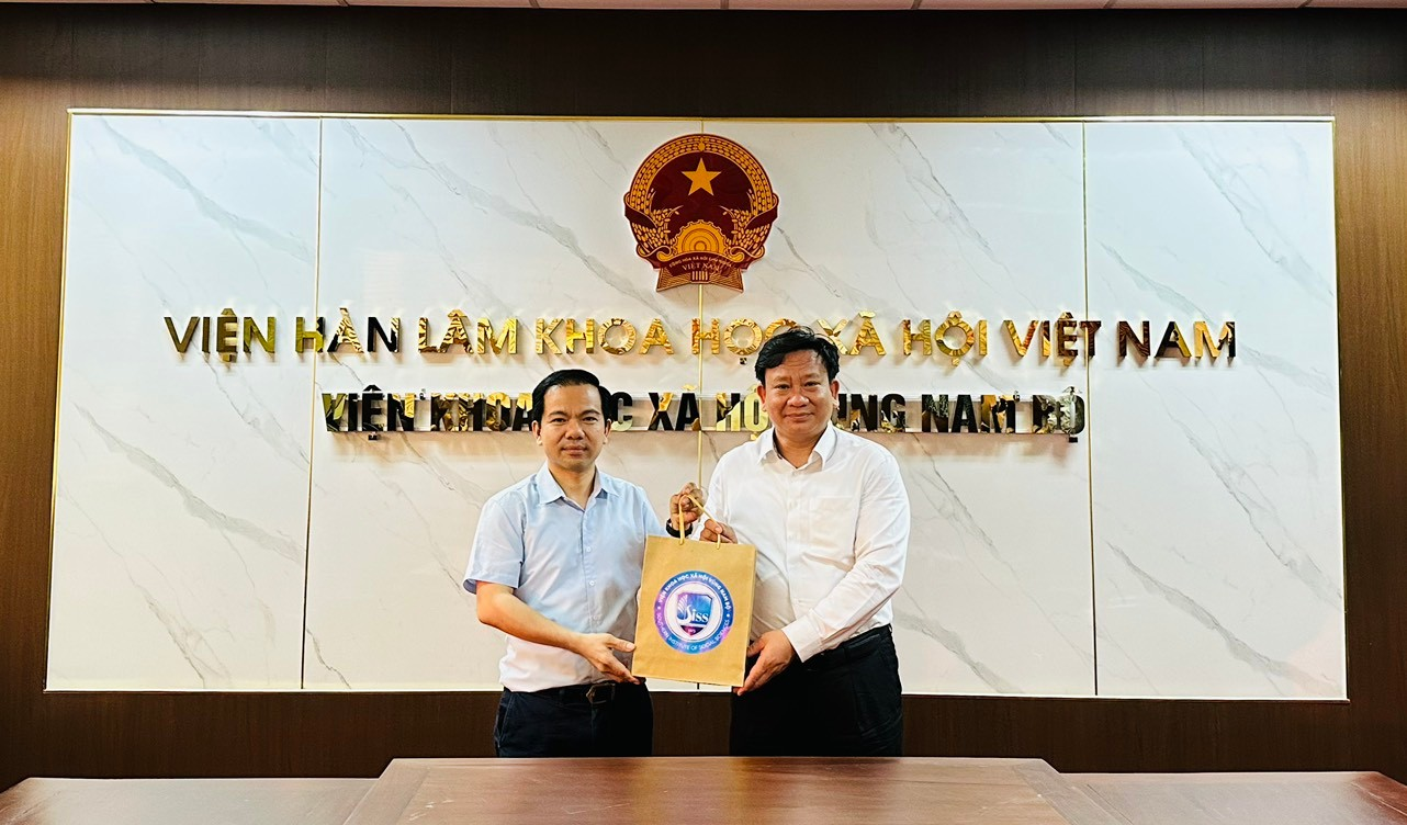 PGS.TS. Vũ Tuấn Hưng và TS. Trương Cộng Hòa trao quà lưu niệm buổi gặp mặt