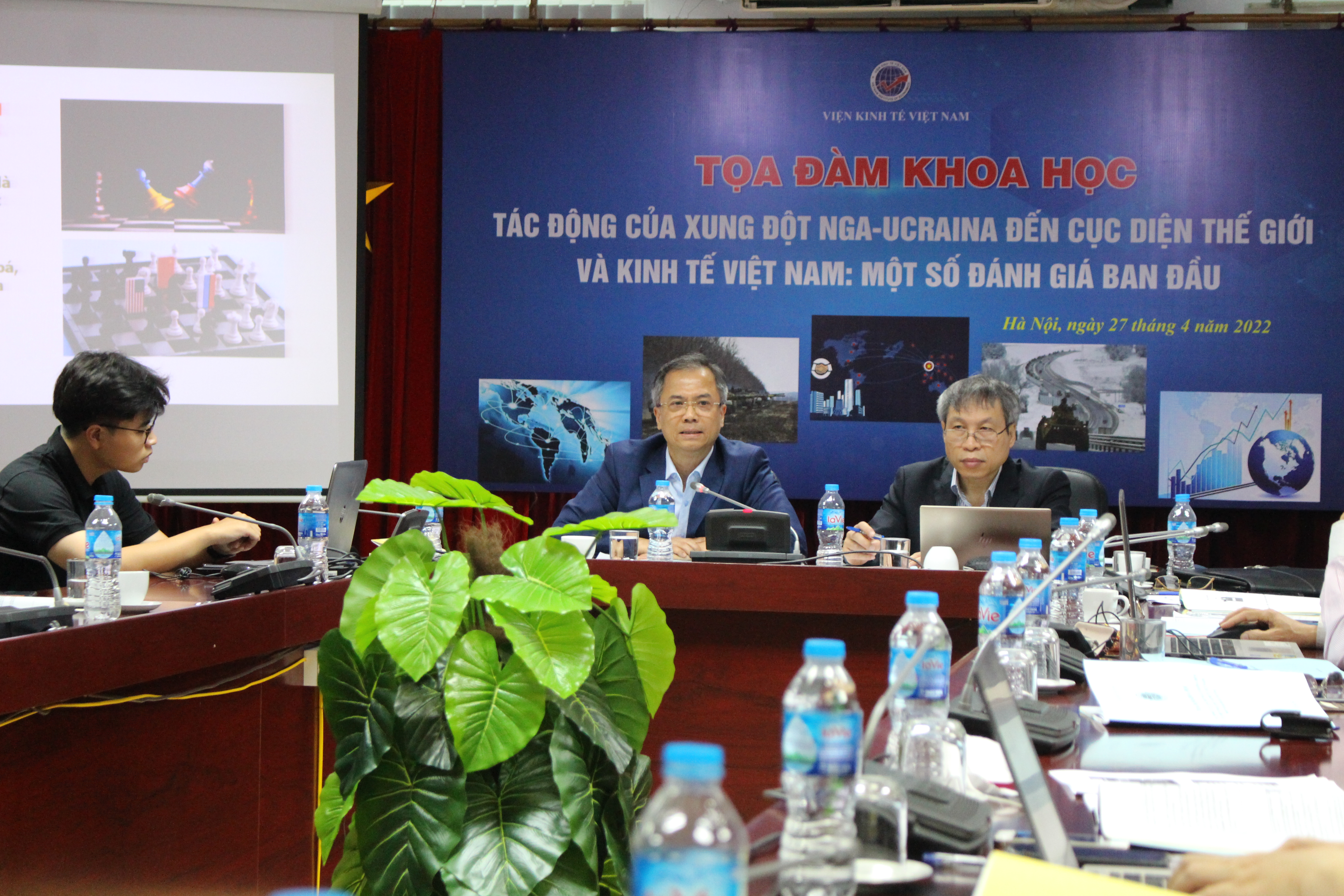 TS. Đặng Xuân Thanh, Phó Chủ tịch Viện Hàn lâm Khoa học xã hội Việt Nam và PGS.TS. Bùi Quang Tuấn, Viện trưởng Viện Kinh tế Việt Nam chủ trì Tọa đàm