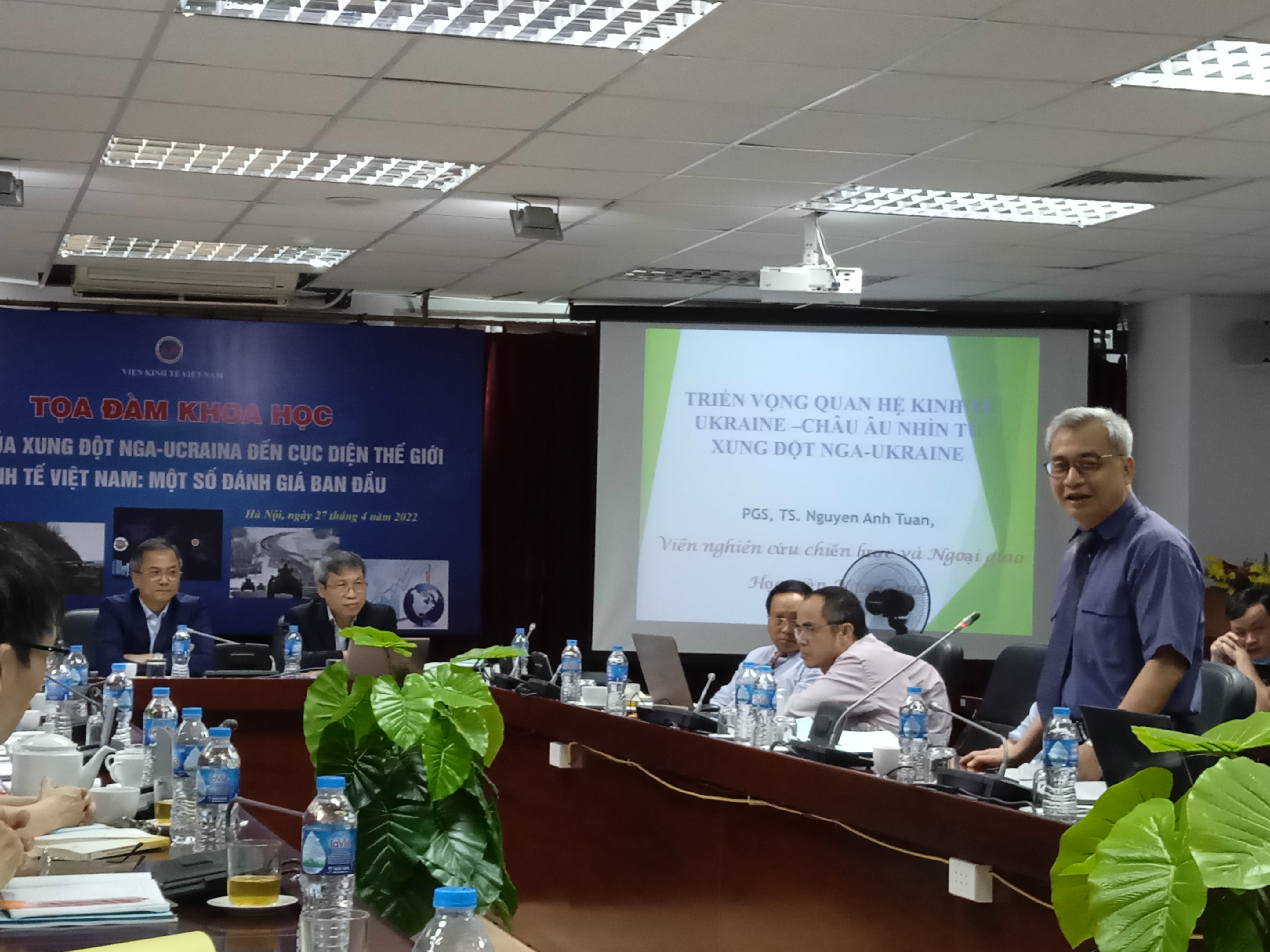 PGS.TS. Nguyễn Anh Tuấn phát biểu, trình bày tham luận tại Tọa đàm