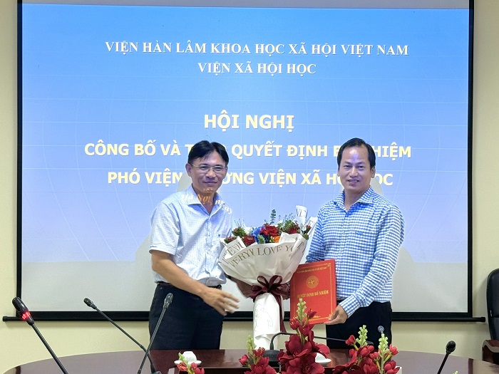 PGS.TS. Nguyễn Đức Minh, Phó Chủ tịch Viện Hàn lâm trao Quyết định và tặng hoa cho PGS.TS. Nguyễn Đức Chiện, </br>Phó Viện trưởng Viện Xã hội học