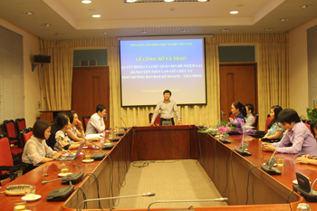 GS.TS. Nguyễn Quang Thuấn, Phó Chủ tịch Viện Hàn lâm <br> phát biểu giao nhiệm vụ cho ThS. Nguyễn Thủy Lan