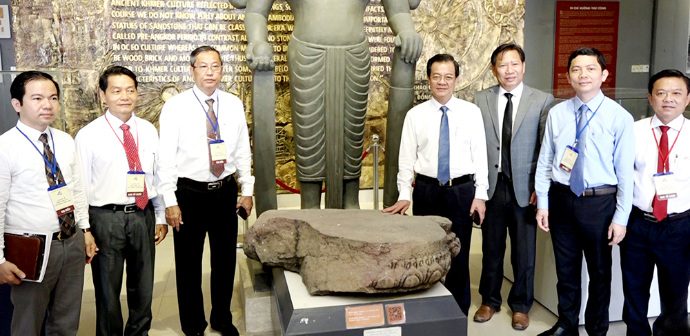 PGS.TS Bùi Nhật Quang cùng các đồng chí Lãnh đạo tỉnh An Giang chụp ảnh lưu niệm tại không gian trưng bày hiện vật văn hóa Óc Eo