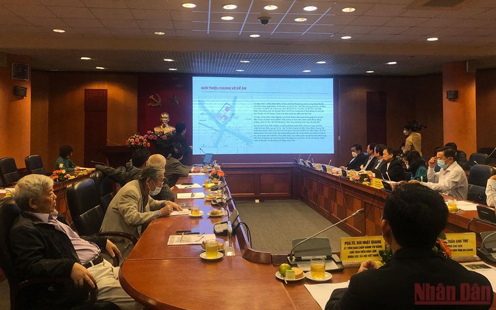 PGS.TS Bùi Minh Trí báo cáo kết quả khai quật tại Óc Eo-Ba Thê